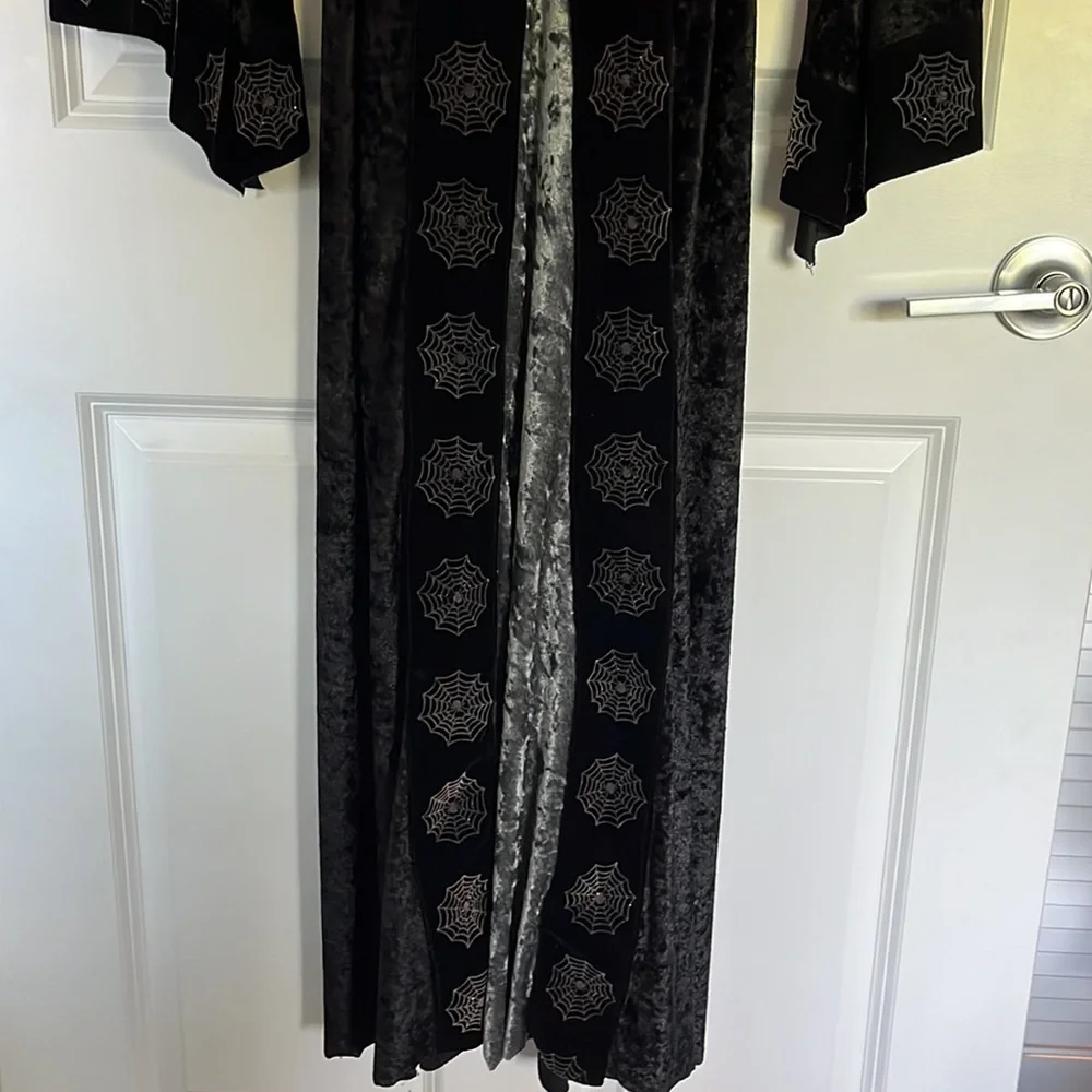🕷️ WITCH CLOAK/COSTUME 💀 WOMEN’S MEDIUM 👻🎃VELVETY - Picture 8 of 15